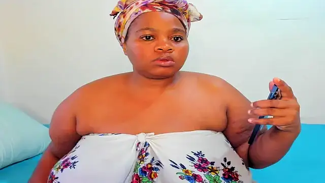 Snapshot of ThickLeeyanaX chatting on 10/10/25, 02:38 ThickLeeyanaX online show from 10/10/25, 02:38