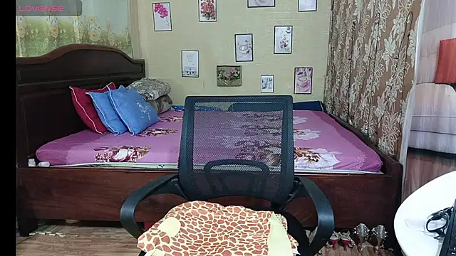 Snapshot of Lanian_99 chatting on 11/06/25, 12:44 Lanian 99 online show from 11/06/25, 12:44