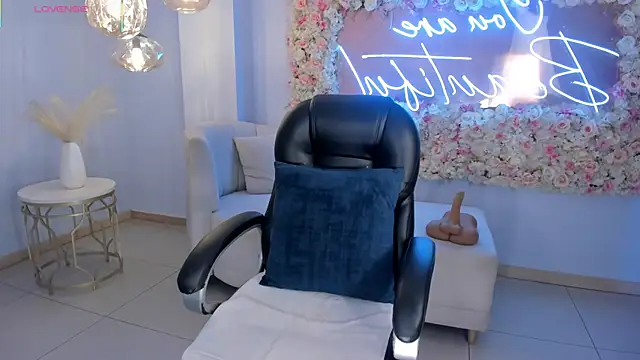 Snapshot of AlessaRomero chatting on 10/08/25, 08:17 AlessaRomero online show from 10/08/25, 08:17