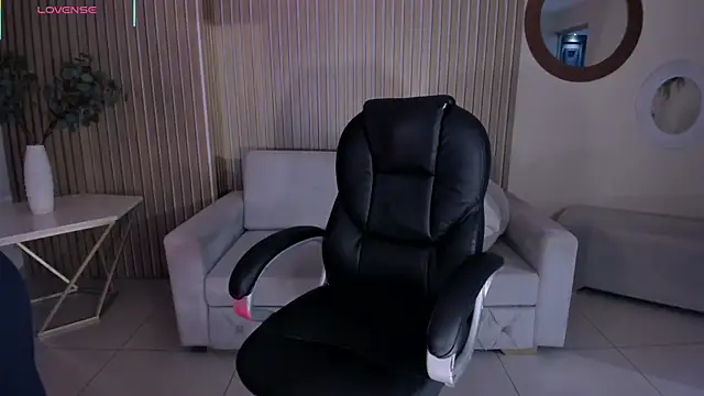 Snapshot of AlessaRomero chatting on 11/12/25, 12:11 AlessaRomero online show from 11/12/25, 12:11