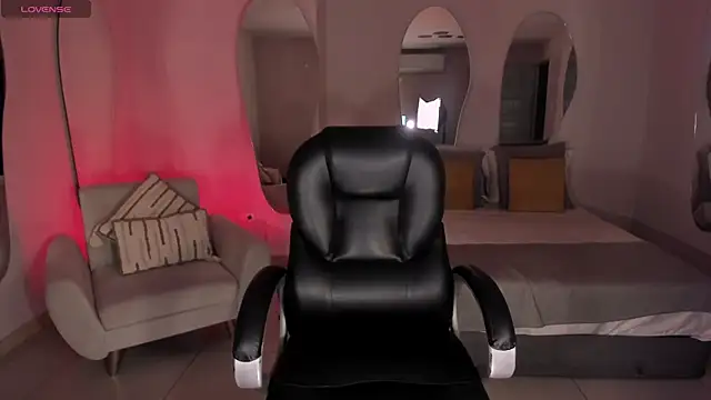 Snapshot of AlessaRomero chatting on 11/12/25, 07:57 AlessaRomero online show from 11/12/25, 07:57