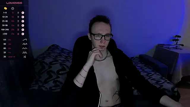 Snapshot of Alex_silents chatting on 12/18/24, 01:02 Alex silents online show from 12/18/24, 01:02
