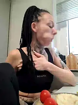 Snapshot of Scherana chatting on 12/16/24, 12:27 Scherana online show from 12/16/24, 12:27