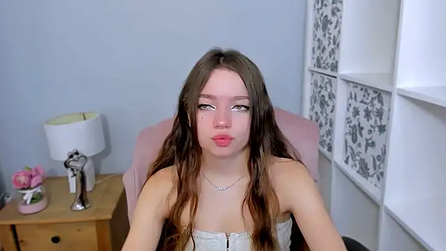 GraceLips online show from 10/17/25, 05:43