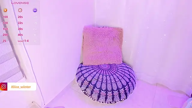 Snapshot of Alice_winter_ chatting on 12/12/24, 11:25 Alice winter online show from 12/12/24, 11:25