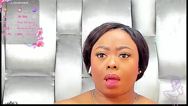 Snapshot of CamilaBenitez chatting on 10/18/25, 12:39 CamilaBenitez online show from 10/18/25, 12:39