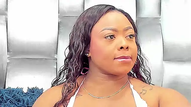 Snapshot of CamilaBenitez chatting on 10/28/25, 12:19 CamilaBenitez online show from 10/28/25, 12:19