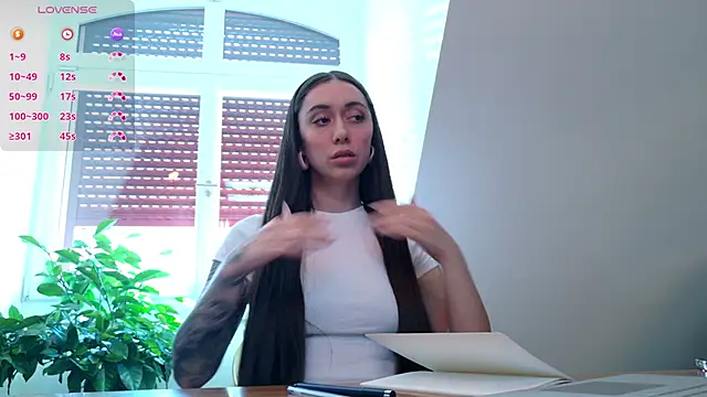 emiliasommer online show from 11/18/25, 12:31