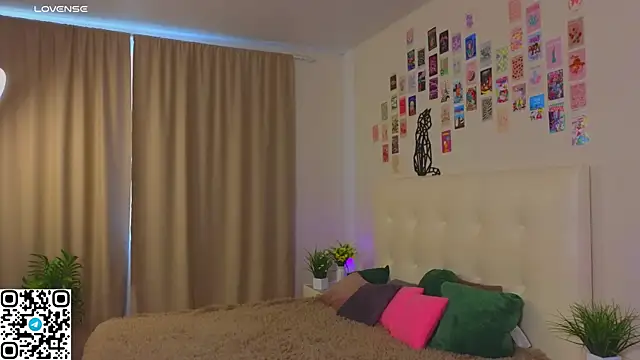 Snapshot of oliviabr0wn0 chatting on 10/18/25, 02:14 oliviabr0wn0 online show from 10/18/25, 02:14