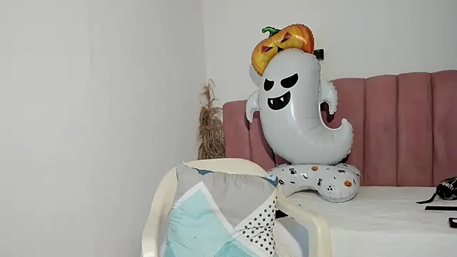 Tahira 21  online show from 10/31/25, 07:37