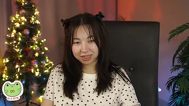 Snapshot of Sarah_Son chatting on 01/05/25, 11:48 Sarah Son online show from 01/05/25, 11:48
