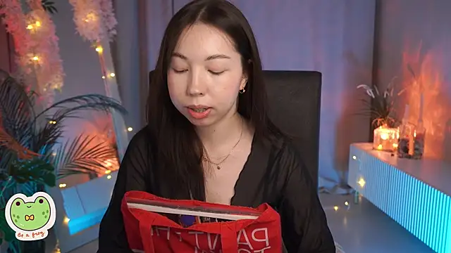 Snapshot of Sarah_Son chatting on 02/25/25, 06:03 Sarah Son online show from 02/25/25, 06:03
