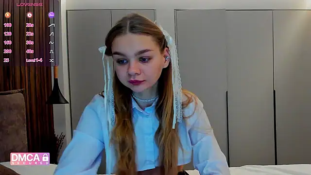 Snapshot of Molly_sweetie chatting on 11/17/25, 07:14 Molly sweetie online show from 11/17/25, 07:14