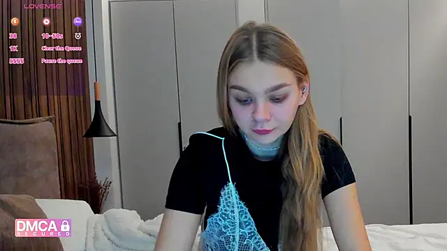 Snapshot of Molly_sweetie chatting on 11/18/25, 07:13 Molly sweetie online show from 11/18/25, 07:13