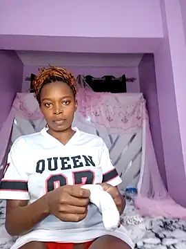 Snapshot of Pretty-queen123 chatting on 09/19/25, 02:35 Pretty-queen123 online show from 09/19/25, 02:35