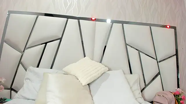  aurora18  online show from 10/16/25, 03:07