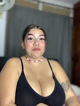 Snapshot of Michellesexxy chatting on 12/10/24, 06:33 Michellesexxy online show from 12/10/24, 06:33