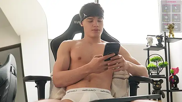 Snapshot of Max_cortes1 chatting on 10/20/25, 04:07 Max cortes1 online show from 10/20/25, 04:07