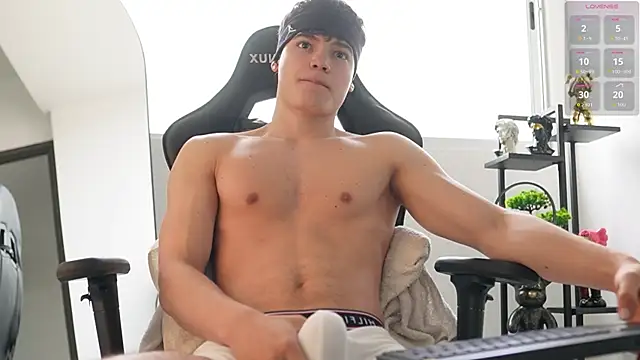 Snapshot of Max_cortes1 chatting on 10/22/25, 03:45 Max cortes1 online show from 10/22/25, 03:45