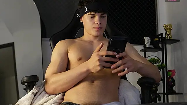 Snapshot of Max_cortes1 chatting on 10/27/25, 12:47 Max cortes1 online show from 10/27/25, 12:47