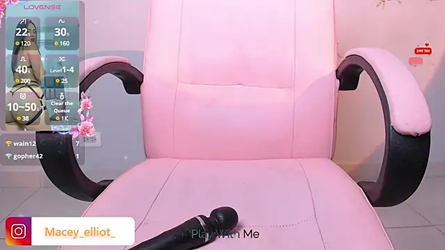Snapshot of macey_elliot_ chatting on 03/11/25, 01:59 macey elliot online show from 03/11/25, 01:59