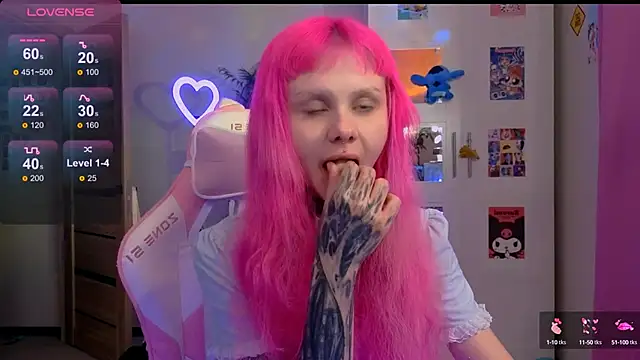 Snapshot of Britney_Lynch chatting on 10/13/25, 03:01 Britney Lynch online show from 10/13/25, 03:01