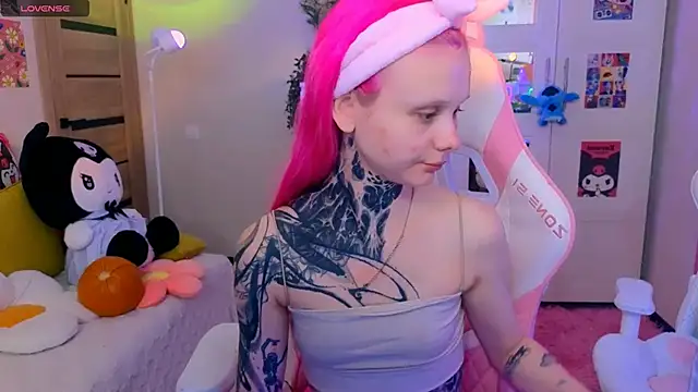 Snapshot of Britney_Lynch chatting on 10/28/25, 03:25 Britney Lynch online show from 10/28/25, 03:25