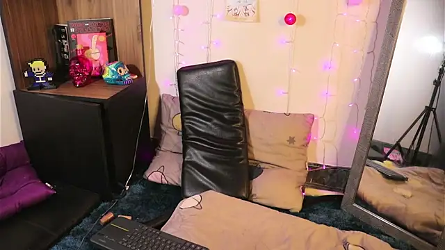 Snapshot of _lucy_white_ chatting on 01/22/25, 03:41  lucy white  online show from 01/22/25, 03:41