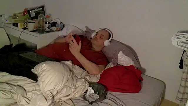 Snapshot of caressonnous chatting on 10/23/25, 07:12 caressonnous online show from 10/23/25, 07:12