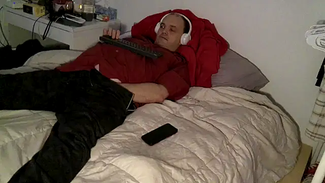 Snapshot of caressonnous chatting on 10/24/25, 01:07 caressonnous online show from 10/24/25, 01:07