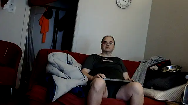 Snapshot of caressonnous chatting on 11/18/25, 04:50 caressonnous online show from 11/18/25, 04:50