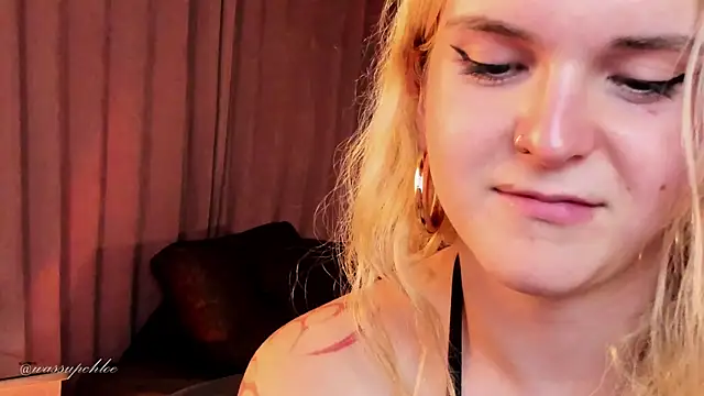 Snapshot of misschloe__ chatting on 12/18/24, 03:04 misschloe online show from 12/18/24, 03:04