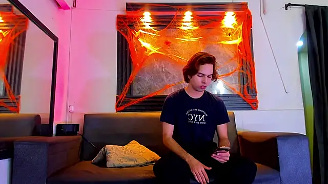 liam genner  online show from 10/30/25, 07:58