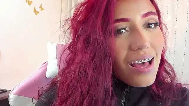 Snapshot of veronicaxx69 chatting on 09/13/25, 12:43 veronicaxx69 online show from 09/13/25, 12:43