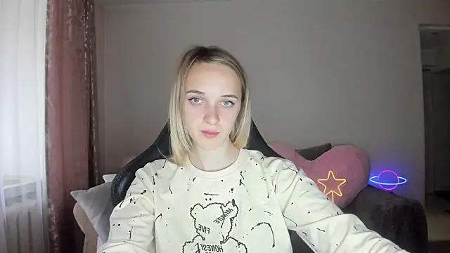 Snapshot of RouseReed chatting on 10/10/25, 12:04 RouseReed online show from 10/10/25, 12:04