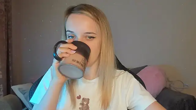 Snapshot of RouseReed chatting on 10/12/25, 06:23 RouseReed online show from 10/12/25, 06:23