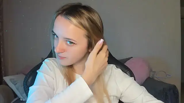 Snapshot of RouseReed chatting on 10/13/25, 06:24 RouseReed online show from 10/13/25, 06:24