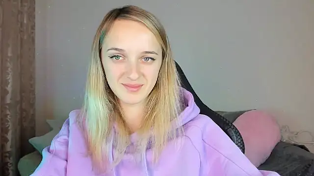 Snapshot of RouseReed chatting on 10/21/25, 12:28 RouseReed online show from 10/21/25, 12:28