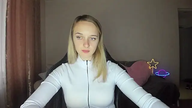 Snapshot of RouseReed chatting on 10/22/25, 12:05 RouseReed online show from 10/22/25, 12:05