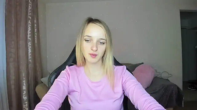 Snapshot of RouseReed chatting on 10/23/25, 12:04 RouseReed online show from 10/23/25, 12:04