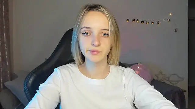 Snapshot of RouseReed chatting on 10/25/25, 06:21 RouseReed online show from 10/25/25, 06:21