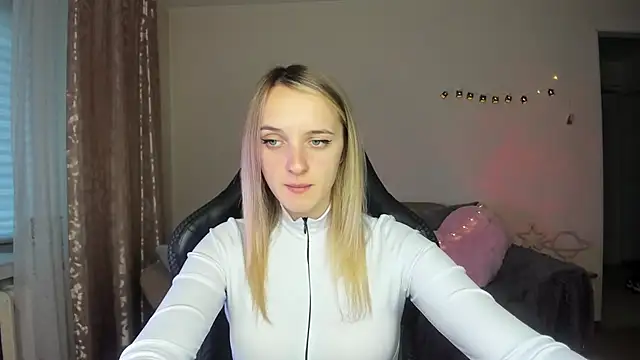 Snapshot of RouseReed chatting on 10/27/25, 12:42 RouseReed online show from 10/27/25, 12:42