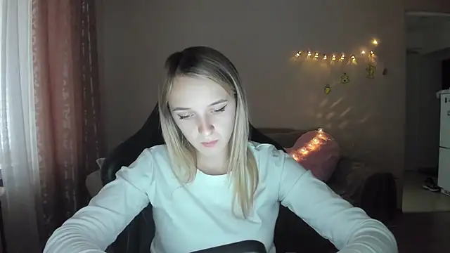 Snapshot of RouseReed chatting on 10/28/25, 01:03 RouseReed online show from 10/28/25, 01:03