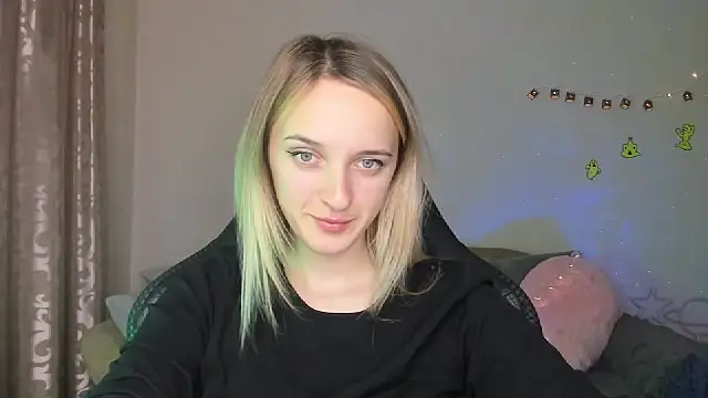 Snapshot of RouseReed chatting on 10/29/25, 01:02 RouseReed online show from 10/29/25, 01:02