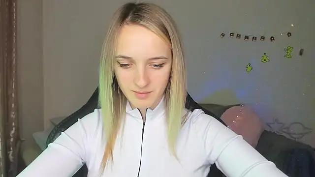 Snapshot of RouseReed chatting on 10/30/25, 12:50 RouseReed online show from 10/30/25, 12:50