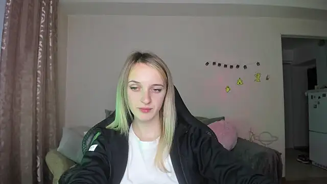 Snapshot of RouseReed chatting on 11/01/25, 01:24 RouseReed online show from 11/01/25, 01:24