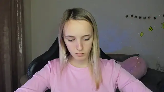 Snapshot of RouseReed chatting on 11/04/25, 01:10 RouseReed online show from 11/04/25, 01:10