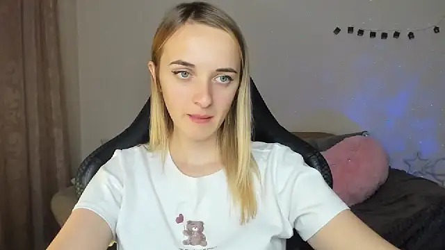 Snapshot of RouseReed chatting on 11/12/25, 01:11 RouseReed online show from 11/12/25, 01:11