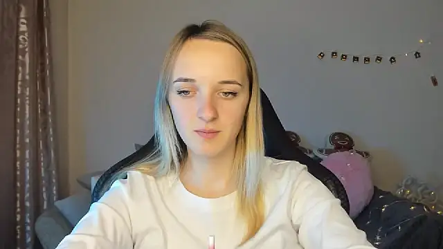 Snapshot of RouseReed chatting on 11/15/25, 01:29 RouseReed online show from 11/15/25, 01:29