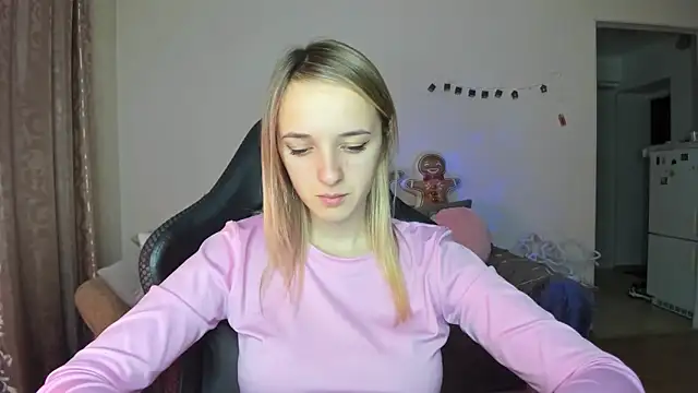 Snapshot of RouseReed chatting on 11/17/25, 07:25 RouseReed online show from 11/17/25, 07:25